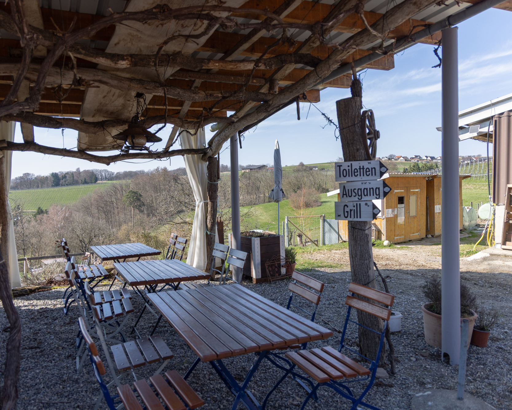Sonnengeschützt und entspannt: Sitzplatz in der Besenbeiz des Lindenhofs in Buchberg