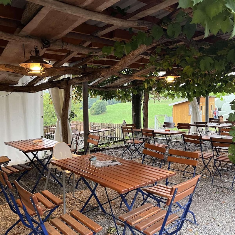 Sonnengeschützt und gemütlich: Sitzplatz in der Besenbeiz am Lindenhof in Buchberg