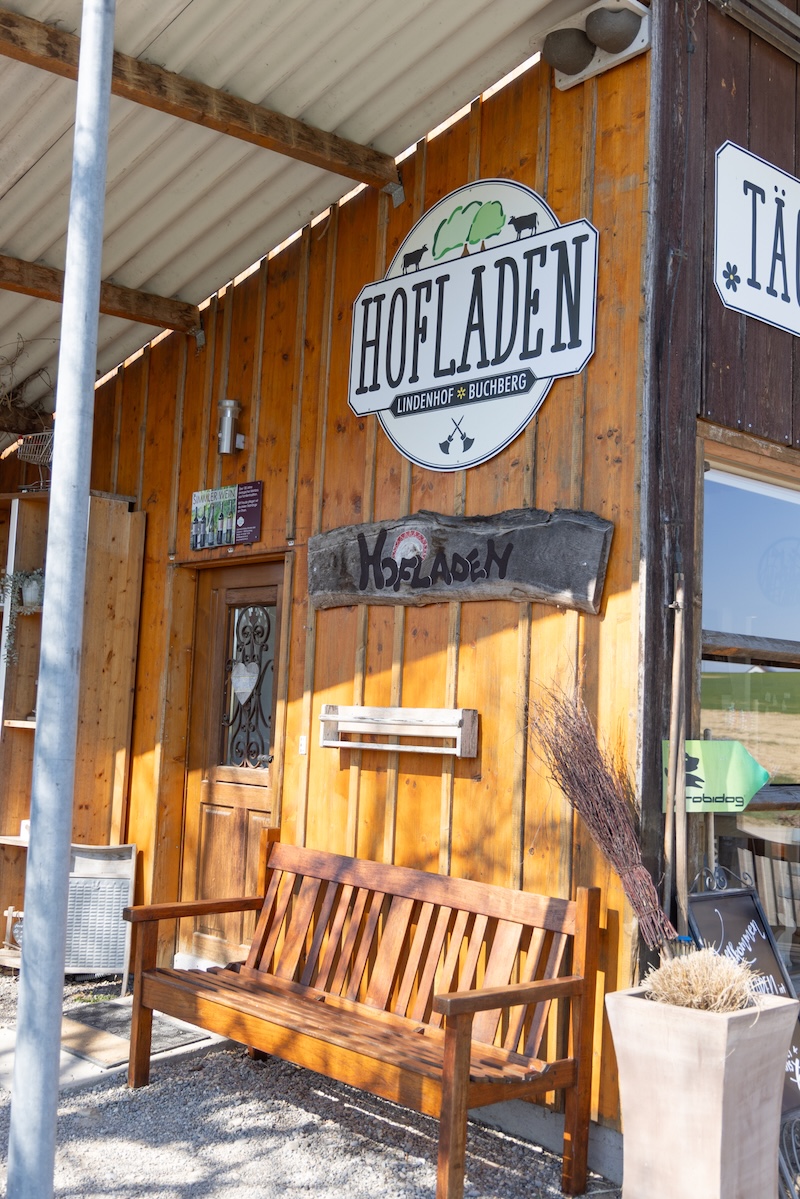 Schöner Aussenbereich des Hofladens vom Lindenhof in Buchberg – einladend für Besucher