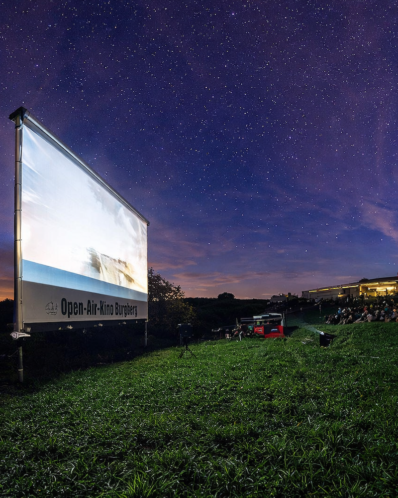 Sommerabend unter Sternen: Open-Air Kino beim Kultur bim Buur Programm am Lindenhof in Buchberg