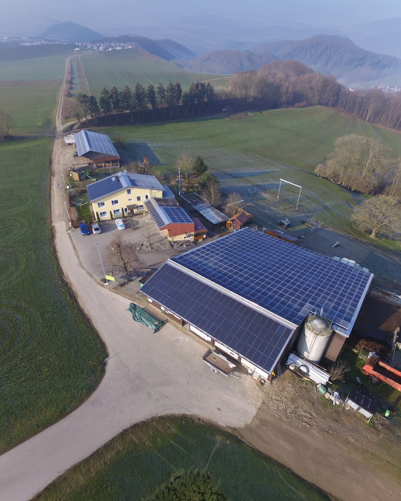 Nachhaltige Energie vom Lindenhof in Buchberg – Solaranlage zur kostenlosen Ladung von E-Autos