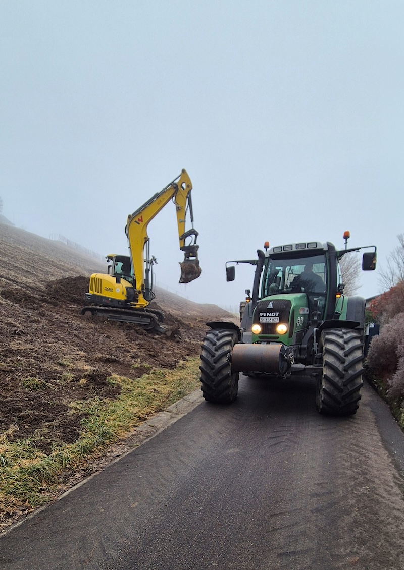 Rebbergpflege am Lindenhof in Buchberg – Traktor und Bagger bei den Lohnarbeiten